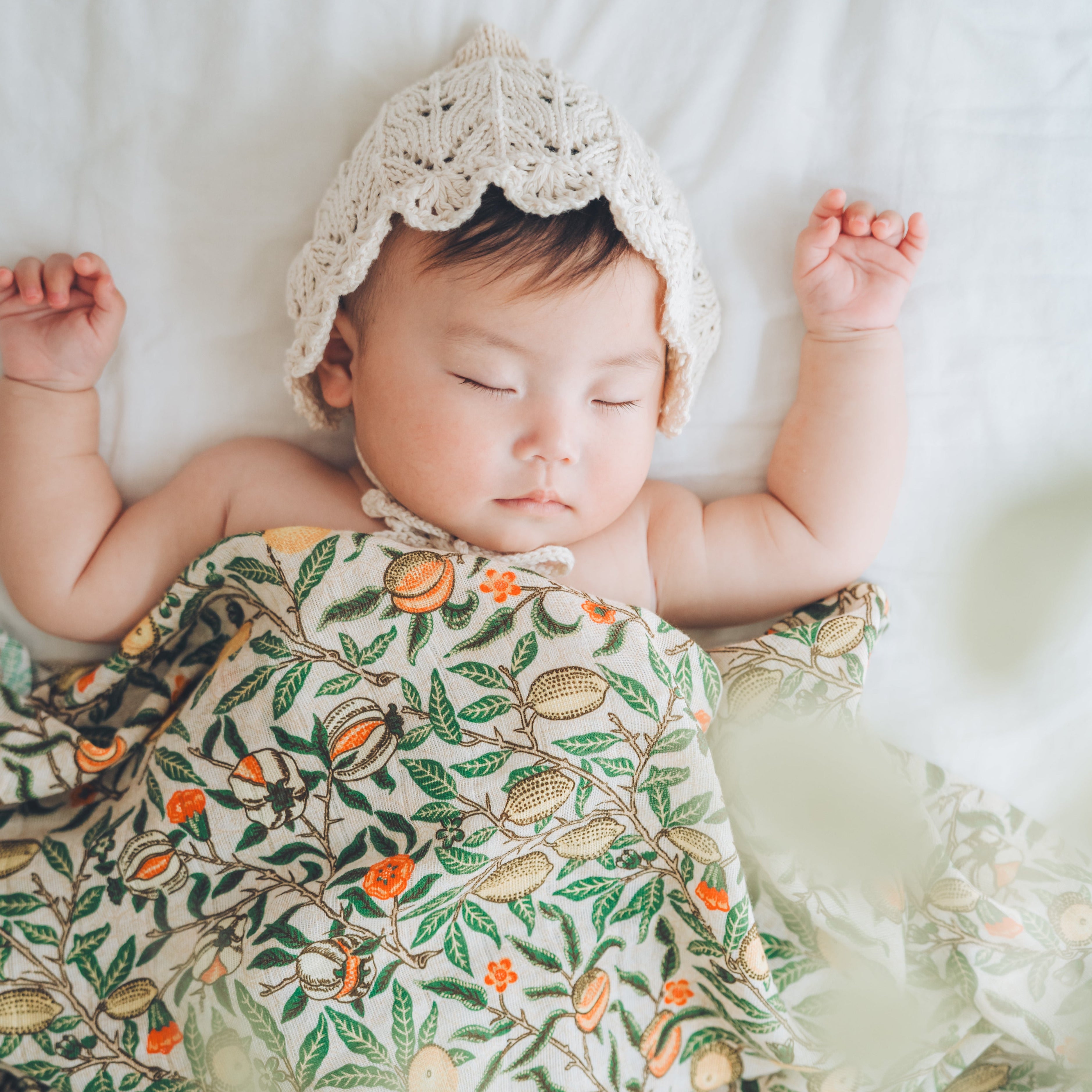 ウィリアム・モリス フルーツ / 赤ちゃんの寝かしつけにおしゃれで可愛いおくるみスワドル | Anliette アンリエット